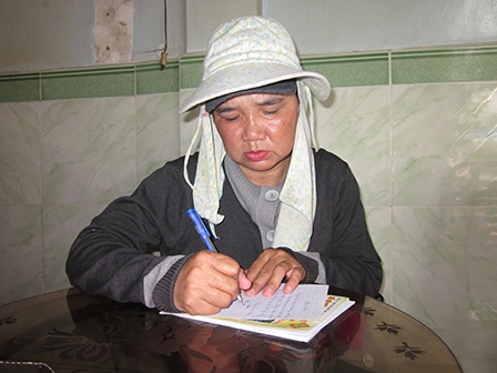 Trao tiền từ thiện