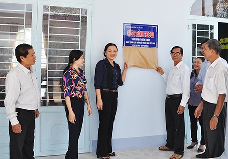 Gắn biển công trình thi đua chào mừng
Đại hội Đảng các cấp