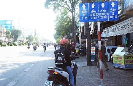 Thay thế biển báo hiệu giao thông đường bộ 
theo quy chuẩn Việt Nam