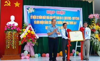 CỜ ĐỎ: CÔNG NHẬN 2 TRƯỜNG ĐẠT CHUẨN QUỐC GIA