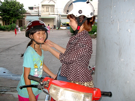 Đội mũ bảo hiểm để đảm bảo an toàn khi lưu thông