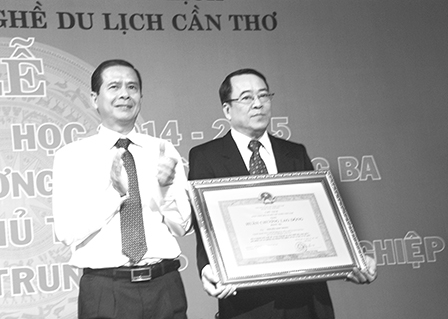 Đào tạo nguồn nhân lực chất lượng cao
theo tiêu chuẩn ASEAN và quốc tế