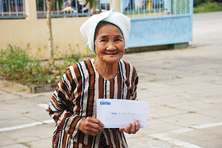 Trao tiền từ thiện