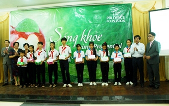 Trao học bổng cho học sinh nghèo hiếu học