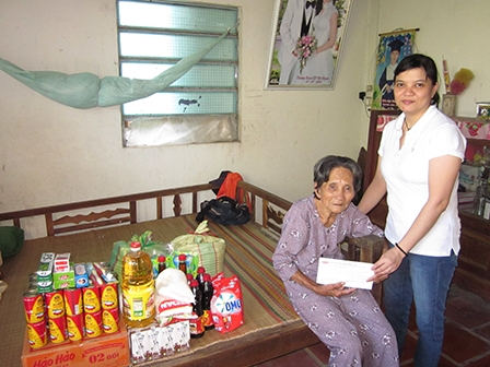 Trao tiền từ thiện