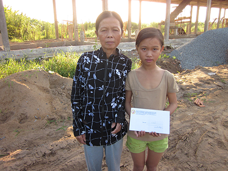 Trao tiền từ thiện