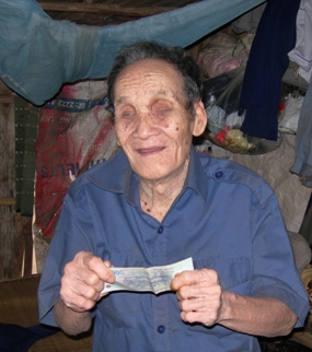 Trao tiền từ thiện