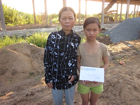 Trao tiền từ thiện