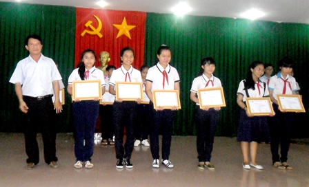 Trao giải cuộc thi  “Prudential -
Văn hay chữ tốt” cấp thành phố