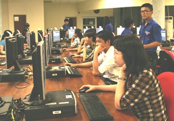 TẠO ĐIỀU KIỆN CHO SINH VIÊN TRAU DỒI
KỸ NĂNG SỬ DỤNG NGOẠI NGỮ