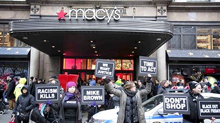 Ngày mua sắm 
không yên ả của dân Mỹ