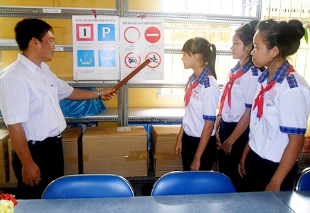 Phổ biến kiến thức an toàn giao thông cho học sinh