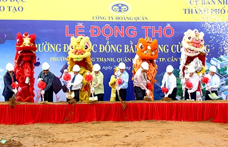 Bàn giao nhà cho khách hàng và động thổ  Trường Đại học Đồng bằng sông Cửu Long