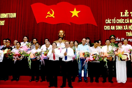 Tôn vinh 243 tổ chức, cá nhân có thành tích
đóng góp cho an sinh xã hội và xây dựng nông thôn mới