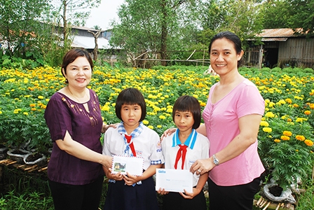 Trao tiền từ thiện