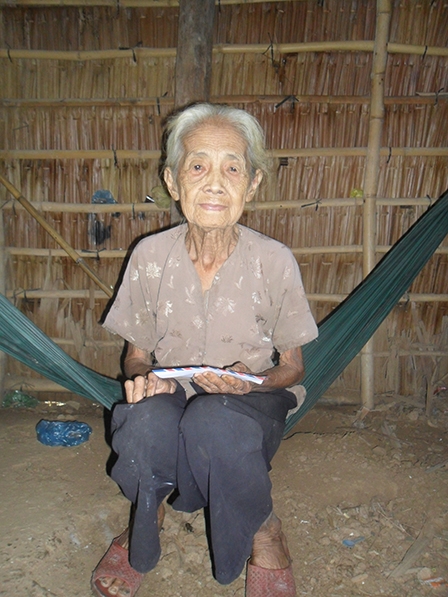 Trao tiền từ thiện