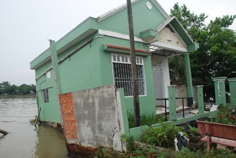 KHẨN TRƯƠNG DI DỜI, THANH THẢI 6 CĂN NHÀ BỊ SẠT LỞ VEN RẠCH CẦN THƠ