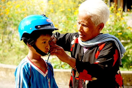 Nâng cao nhận thức về việc đội mũ bảo hiểm
cho trẻ em khi tham gia giao thông