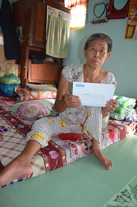 Trao tiền từ thiện