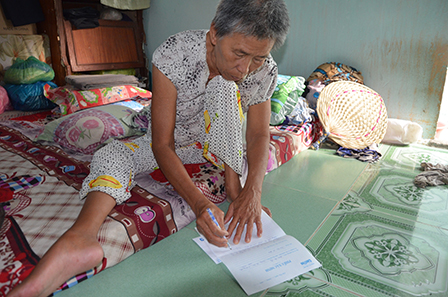 Trao tiền từ thiện