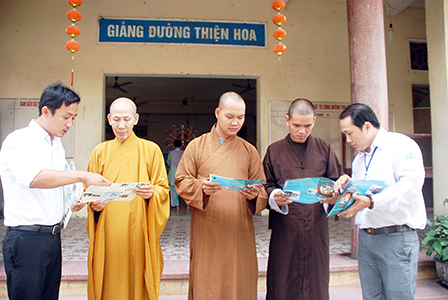 Tăng ni, phật tử tham gia đảm bảo trật tự an toàn giao thông