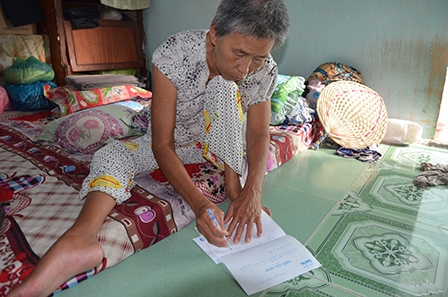 Trao tiền từ thiện