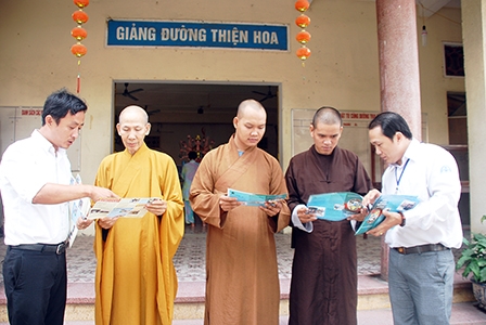 Tăng ni, phật tử tham gia đảm bảo trật tự an toàn giao thông