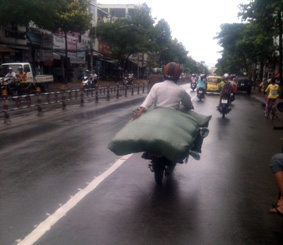 Chở hàng cồng kềnh dễ dẫn đến nguy cơ tai nạn giao thông