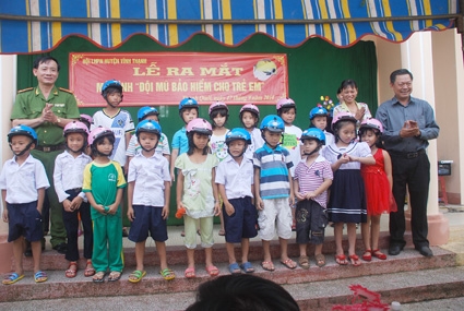 Vận động phụ huynh đội mũ bảo hiểm cho trẻ em
khi đi mô tô, xe gắn máy