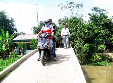 Xây cầu giao thông, mở đường phát triển
