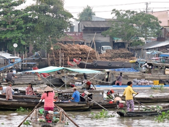 Đảm bảo an toàn giao thông đường thủy chợ nổi Cái Răng