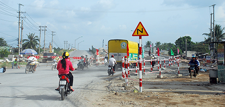 Phân luồng, đảm bảo an toàn giao thông phục vụ thi công
các cầu thuộc dự án cải tạo, nâng cấp quốc lộ 91