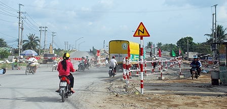 Phân luồng, đảm bảo an toàn giao thông phục vụ thi công 
các cầu thuộc dự án cải tạo, nâng cấp quốc lộ 91