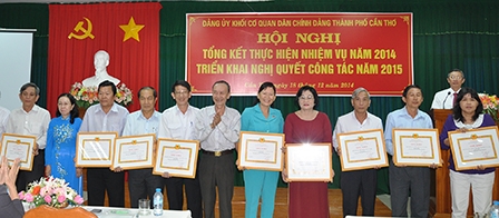Khen thưởng 13 tổ chức cơ sở Đảng đạt danh hiệu Trong sạch, Vững mạnh tiêu biểu