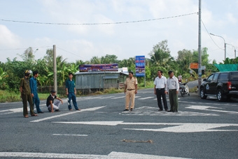 Lắp đặt đèn cảnh báo giao thông trên địa bàn 
huyện Phong Điền và huyện Thới Lai