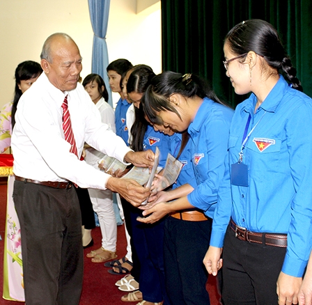 Trao học bổng cho 225 học sinh, 
sinh viên nghèo học giỏi