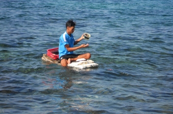 Nghề đánh bắt mực “không giống ai” của anh Tự