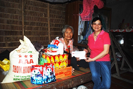 Trao tiền từ thiện