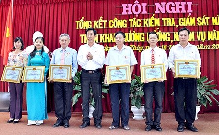 Tăng cường công tác kiểm tra, giám sát, 
giữ nghiêm kỷ cương, kỷ luật trong Đảng