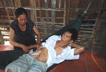 Anh Hùng mong có tiền trị bệnh