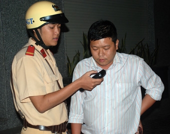 TĂNG CƯỜNG KIỂM SOÁT, XỬ LÝ VI PHẠM NỒNG ĐỘ CỒN ĐỐI VỚI NGƯỜI THAM GIA GIAO THÔNG ĐƯỜNG  BỘ