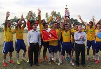 Đội bóng quận Ninh Kiều đoạt ngôi vô địch