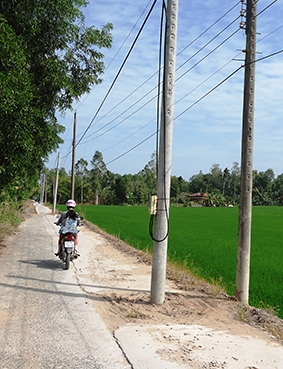 Khẩn trương di dời hàng cột điện ở giữa đường