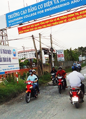 Đoạn đường ngay cổng chào Trường
Cao đẳng Cơ điện và Nông nghiệp Nam Bộ đã được giặm vá