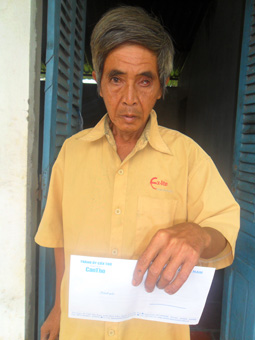 Trao tiền từ thiện