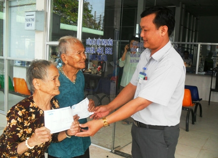 Trao tiền từ thiện