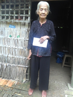 Trao tiền từ thiện