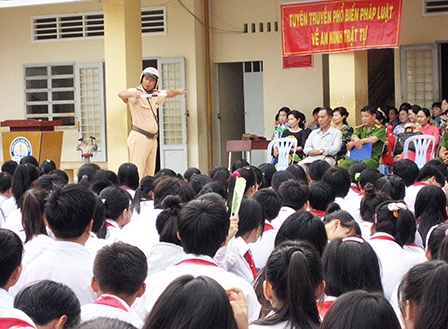 Tuyên truyền, vận động song song 
với kiên quyết xử lý vi phạm