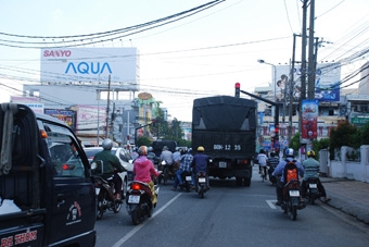XỬ PHẠT NGHIÊM Ô TÔ DỪNG SAI LÀN ĐƯỜNG TẠI CHỐT ĐÈN TÍN HIỆU GIAO THÔNG