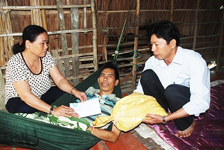 Trao tiền từ thiện